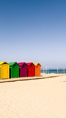 İspanya 'da sakin kumlu ve güneşli plajlarda hareketli kulübeler var. Seyahat, yaz ya da internette tatil kavramları için ya da seyahat geçmişleri için. Metin için alanı kopyala.