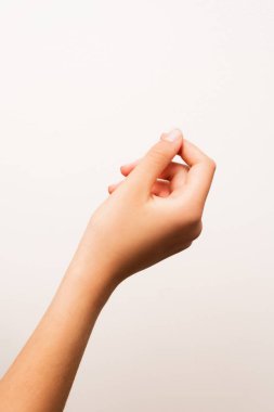 Tek bir insan eli, beyaz arka planda izole edilmiş ince bir jest yaparken gösterilir. İletişim, vücut dili veya tasarım modellemeleri içeren kavramlar için uygundur.