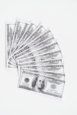 Bir grup Birleşik Devletler 100 dolarlık banknot beyaz izole bir arka plana yayıldı. Ticari ve ekonomik bağlamlarda finans, bankacılık, yatırım veya zenginlik kavramlarını resmetmeye uygundur.