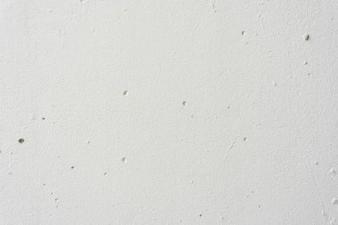 Küçük delikleri ve ince dokusu olan pürüzlü beyaz beton duvar yüzeyi, arka planda izole edilmiş. Özgeçmiş, tasarım şablonları veya inşaat malzemesi referansları için uygundur.