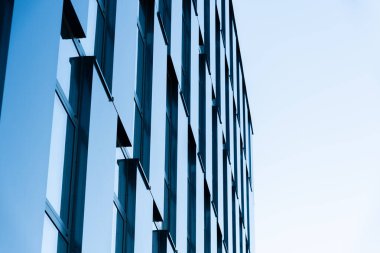 Çağdaş ofis binası ön cephesi yansıtıcı cam pencereler ve geometrik çizgiler ile, minimalist mimari tarzda kaydedildi. İş, şirket, mimari veya kentsel gelişim kavramlarını resmetmeye uygundur.