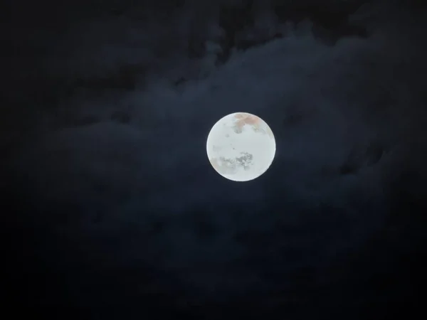 Повний Місяць Великою Кількістю Швидких Хмар Поблизу Весняного Пагорба Канзас — стокове фото