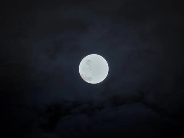 Pleine Lune Avec Grandes Quantités Nuages Déplaçant Rapidement Près Spring — Photo