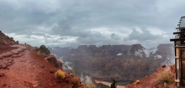 大峡谷西缘的瓜诺角全景 在阴冷多雾的雨天 云彩弥漫在峡谷中 大峡谷独特的风景 — 图库照片