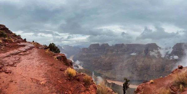 Büyük Kanyon 'un Batı Şeridi' ndeki Guano Point Panoraması 'nda serin ve sisli bir günde kanyonu dolduran bulutlarla. Büyük Kanyon 'da benzersiz bir sahne.