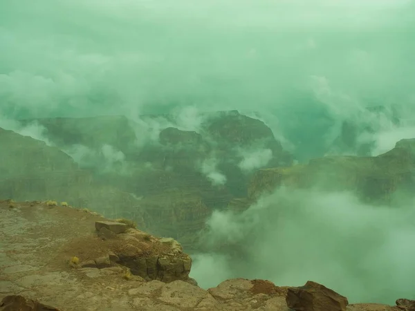 Büyük Kanyon 'un batısındaki bulutların üzerinde. Guano Noktası bulutlarla dolu soğuk ve sisli bir günde dünyanın yedi harikasından birinde.