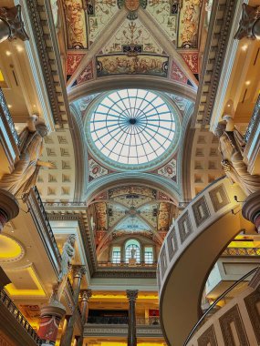 Las Vegas, Nevada - 13 Mart 2023 - Las Vegas Bulvarı 'ndaki Caesar' s Palace 'ın içindeki Forum Lüks Alışveriş Merkezi' nde yürüyen merdivenler sadece başlangıç