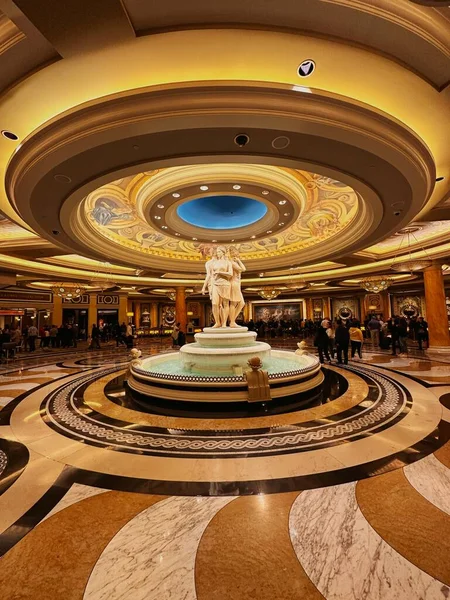 Las Vegas Nevada Marzo 2023 Fuente Con Escultura Tres Hermosas —  Fotos de Stock