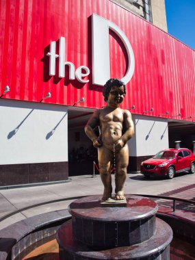 Las Vegas, Nevada - 13 Mart 2023 - Manneken Pi heykeli Las Vegas Fremont Caddesi 'ndeki The D Hotel ve Casino' da