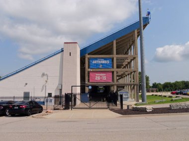 Lawrence, Kansas - 17 Temmuz 2023: Kansas Üniversitesi - David Booth Kansas Memorial Stadyumu