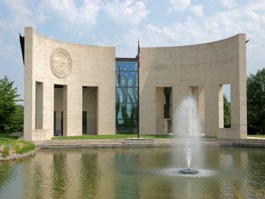 Lawrence, Kansas - 17 Temmuz 2023: Robert J. Dole Kansas Üniversitesi Siyaset Enstitüsü