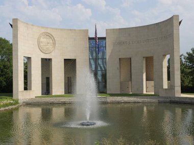 Lawrence, Kansas - 17 Temmuz 2023: Robert J. Dole Kansas Üniversitesi Siyaset Enstitüsü