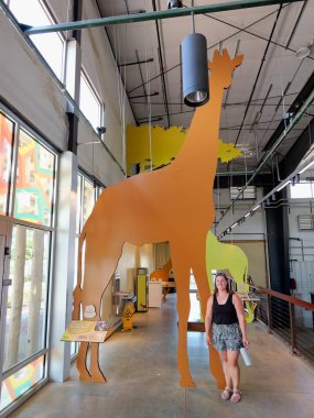 Topeka, Kansas - 22 Temmuz 2023: Topeka Hayvanat Bahçesinde Zürafa & Arkadaşlar Sergisi