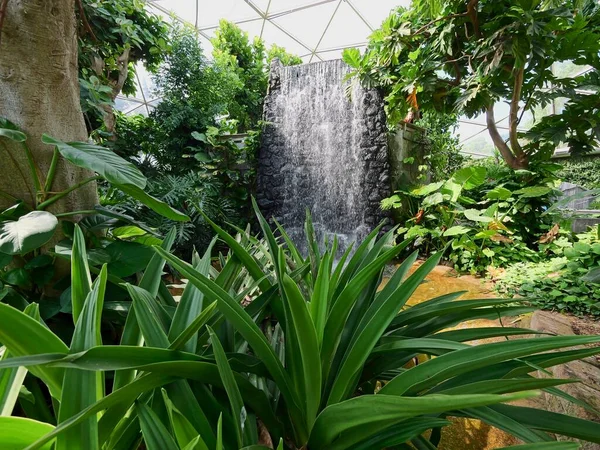 Topeka, Kansas - 22 Temmuz 2023: Topeka Hayvanat Bahçesi Tropikal Binası