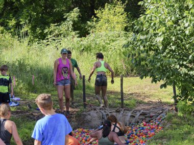 Bonner Springs, Kansas - 30 Temmuz 2023: KC Kereste Yarışması Engelli Yarış Pisti Aile Yarışması