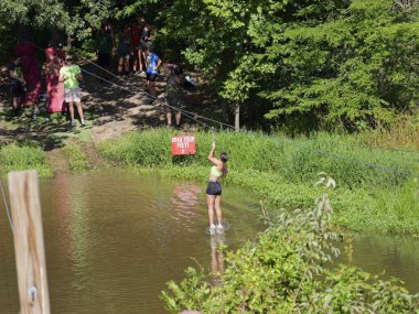 Bonner Springs, Kansas - 30 Temmuz 2023: KC Kereste Yarışması Engelli Yarış Pisti Aile Yarışması