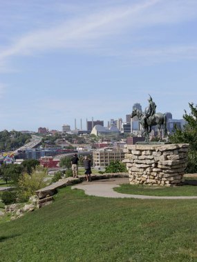 Kansas City, Missouri - 29 Temmuz 2023 Penn Valley Park 'taki İzci Heykeli
