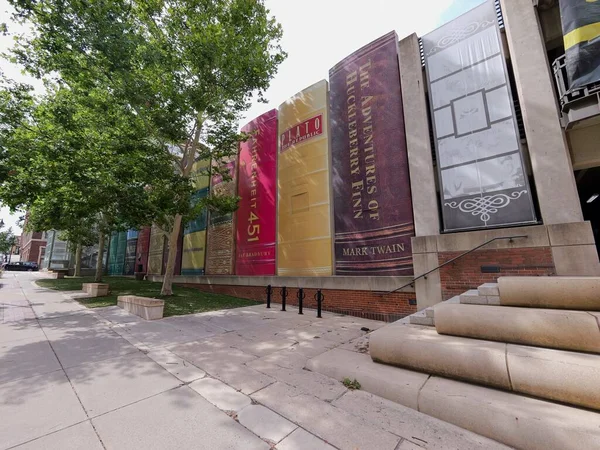 Kansas City, Missouri - 29 Temmuz 2023: Kansas Şehir Kütüphanesi Halk Kütüphanesi Toplum Kitaplığı