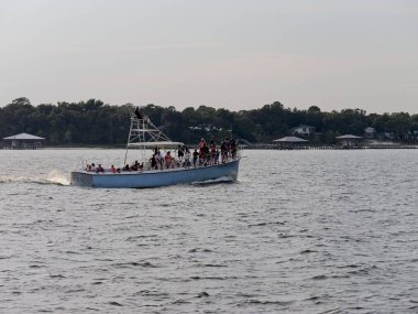 Orange Beach, Alabama - 8 Ağustos 2023: Akşam Günbatımı Yunus Gemisi