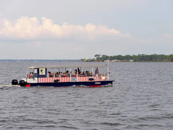 Orange Beach, Alabama - 8 Ağustos 2023: Akşam Günbatımı Yunus Gemisi