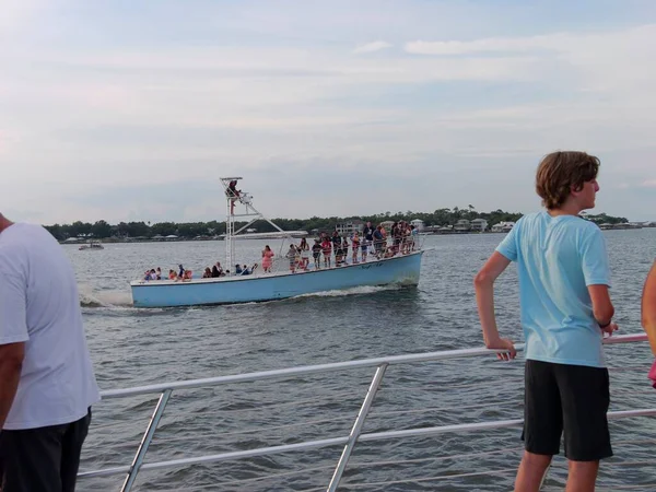 Orange Beach, Alabama - 8 Ağustos 2023: Akşam Günbatımı Yunus Gemisi