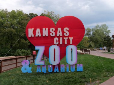 Kansas City, Missouri - 23 Eylül 2023 Kansas City Hayvanat Bahçesi ve Aquarium, rutubetli bir sonbahar günü