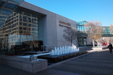 Kansas City, Missouri - 26 Kasım 2023: Karlı bir Kasım gününde KCMO 'daki Crown Center çeşmesi