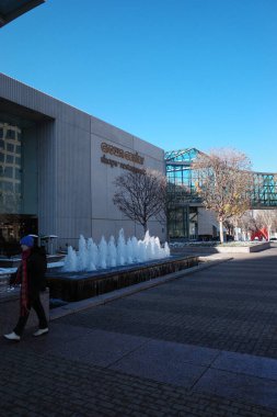 Kansas City, Missouri - 26 Kasım 2023: Karlı bir Kasım gününde KCMO 'daki Crown Center çeşmesi