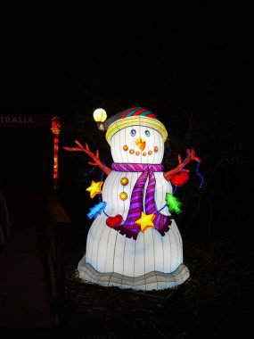 Kansas City, Missouri - 14 Aralık 2023 Kansas Hayvanat Bahçesinde Glowild Christmas Işıkları