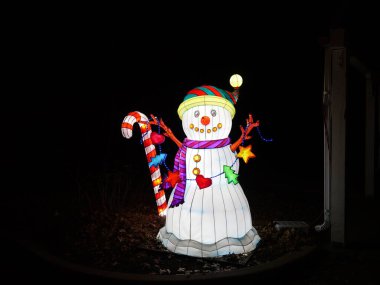 Kansas City, Missouri - 14 Aralık 2023 Kansas Hayvanat Bahçesinde Glowild Christmas Işıkları