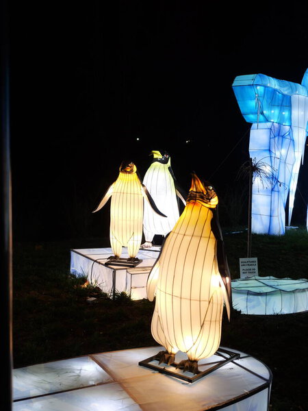 Канзас-Сити, Миссури - 14 декабря 2023 года: Огни Рождества в зоопарке Канзас-Сити