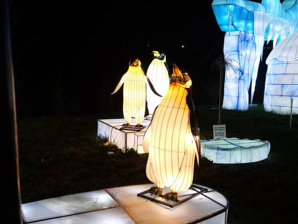 Канзас-Сити, Миссури - 14 декабря 2023 года: Огни Рождества в зоопарке Канзас-Сити