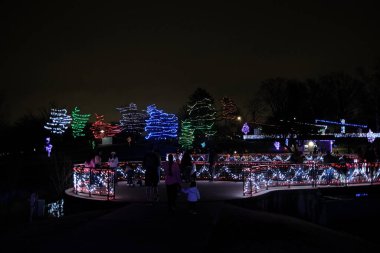 Lenexa, Kansas - 22 Aralık 2023: Sar Ko Par Kark 'ta inanılmaz güzel bir Noel ışığı gösterisi