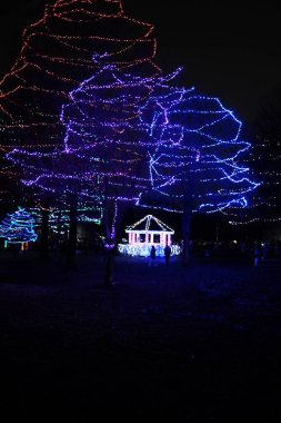 Lenexa, Kansas - 22 Aralık 2023: Sar Ko Par Kark 'ta inanılmaz güzel bir Noel ışığı gösterisi