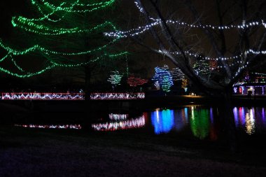 Lenexa, Kansas - 22 Aralık 2023: Sar Ko Par Kark 'ta inanılmaz güzel bir Noel ışığı gösterisi