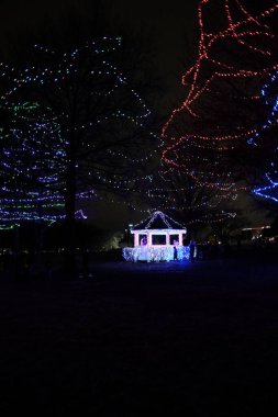 Lenexa, Kansas - 22 Aralık 2023: Sar Ko Par Kark 'ta inanılmaz güzel bir Noel ışığı gösterisi