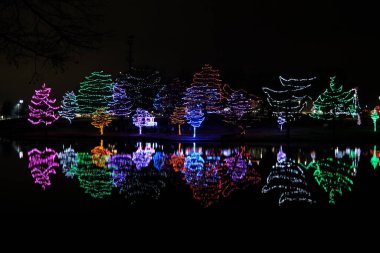 Lenexa, Kansas - 22 Aralık 2023: Sar Ko Par Kark 'ta inanılmaz güzel bir Noel ışığı gösterisi