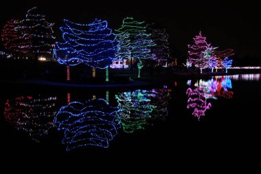 Lenexa, Kansas - 22 Aralık 2023: Sar Ko Par Kark 'ta inanılmaz güzel bir Noel ışığı gösterisi