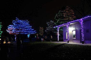 Lenexa, Kansas - 22 Aralık 2023: Sar Ko Par Kark 'ta inanılmaz güzel bir Noel ışığı gösterisi