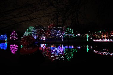 Lenexa, Kansas - 22 Aralık 2023: Sar Ko Par Kark 'ta inanılmaz güzel bir Noel ışığı gösterisi