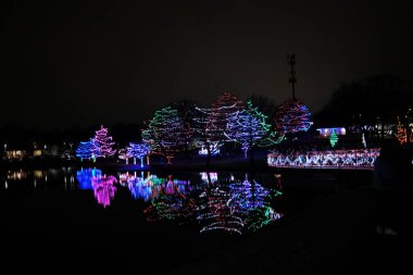 Lenexa, Kansas - 22 Aralık 2023: Sar Ko Par Kark 'ta inanılmaz güzel bir Noel ışığı gösterisi