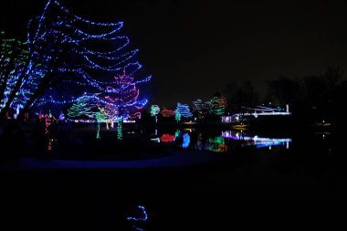 Lenexa, Kansas - 22 Aralık 2023: Sar Ko Par Kark 'ta inanılmaz güzel bir Noel ışığı gösterisi