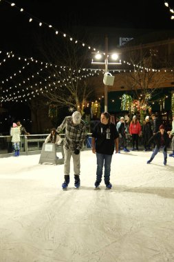 Overland Park, Kansas - 30 Aralık 2023 Şehir Merkezi Plaza Parkı 'nda buz pateni