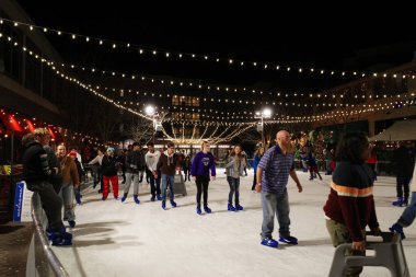 Overland Park, Kansas - 30 Aralık 2023 Şehir Merkezi Plaza Parkı 'nda buz pateni