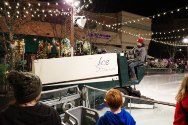 Overland Park, Kansas - 30 Aralık 2023 Şehir Merkezi Plaza Parkı 'nda buz pateni