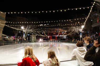Overland Park, Kansas - 30 Aralık 2023 Şehir Merkezi Plaza Parkı 'nda buz pateni