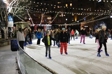 Overland Park, Kansas - 30 Aralık 2023 Şehir Merkezi Plaza Parkı 'nda buz pateni