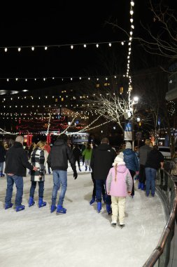 Overland Park, Kansas - 30 Aralık 2023 Şehir Merkezi Plaza Parkı 'nda buz pateni