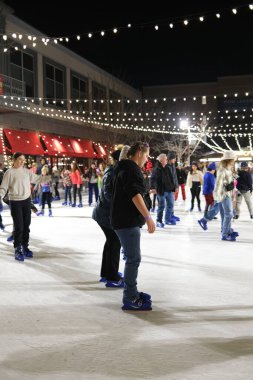 Overland Park, Kansas - 30 Aralık 2023 Şehir Merkezi Plaza Parkı 'nda buz pateni