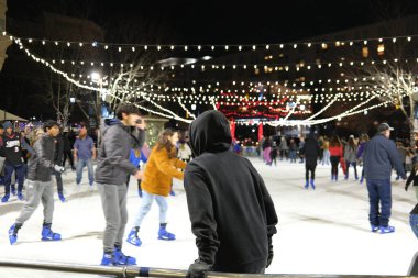 Overland Park, Kansas - 30 Aralık 2023 Şehir Merkezi Plaza Parkı 'nda buz pateni